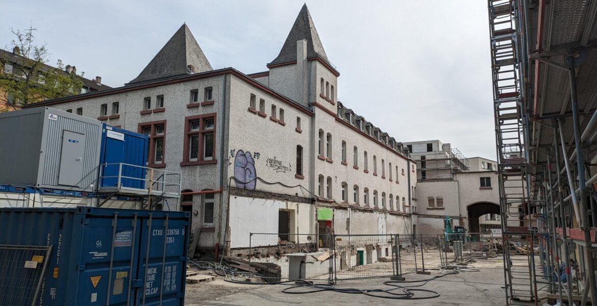Blick auf die Baustelle der geplanten Kulturbäckerei entlang der Rheinallee