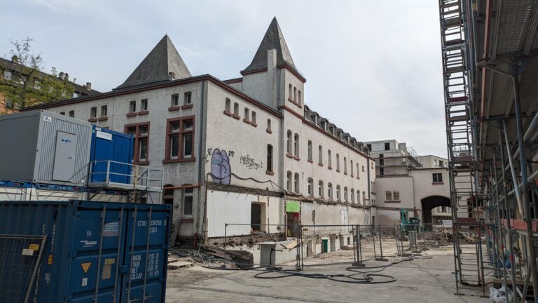 Blick auf die Baustelle der geplanten Kulturbäckerei entlang der Rheinallee
