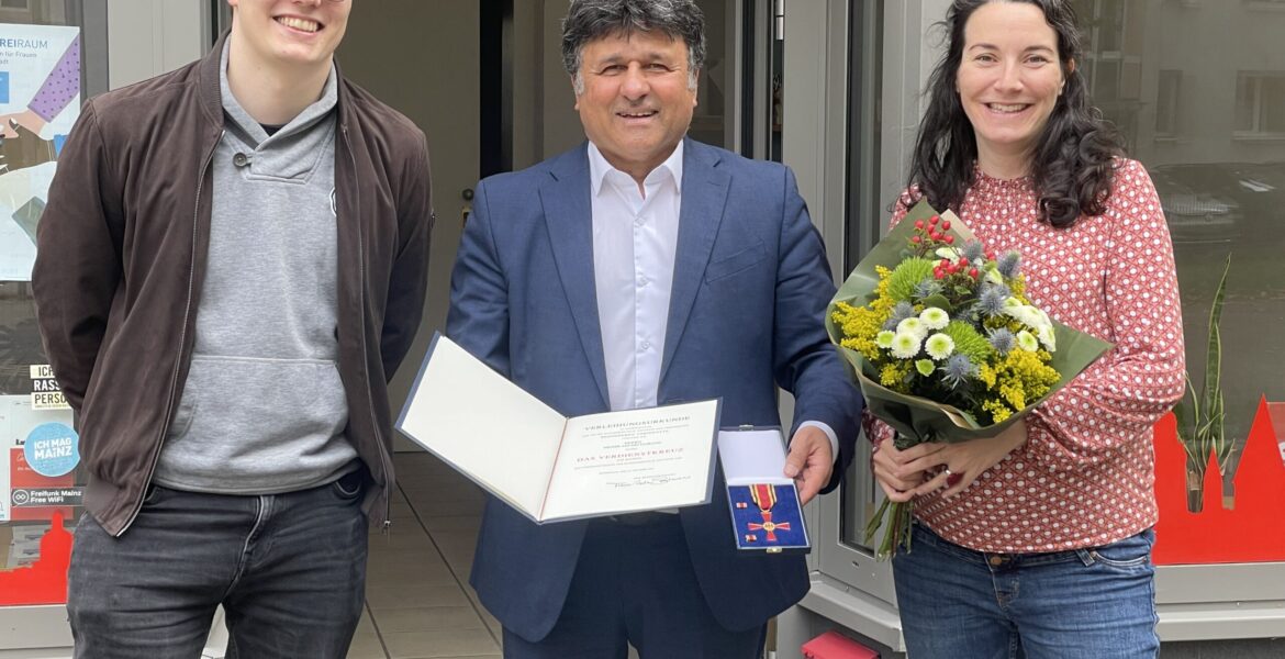 Die beiden SPD-Ortsvereinsvorsitzenden Lennart Lüdke und Julia Wagner gratulieren Mehdi Jafari Gorzini zum Bundesverdienstkreuz.