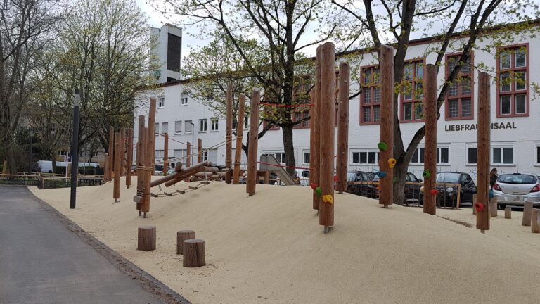 Spielplatz auf dem Karoline-Stern-Platz: Sitzgelegenheit und Mülleimer kommen!