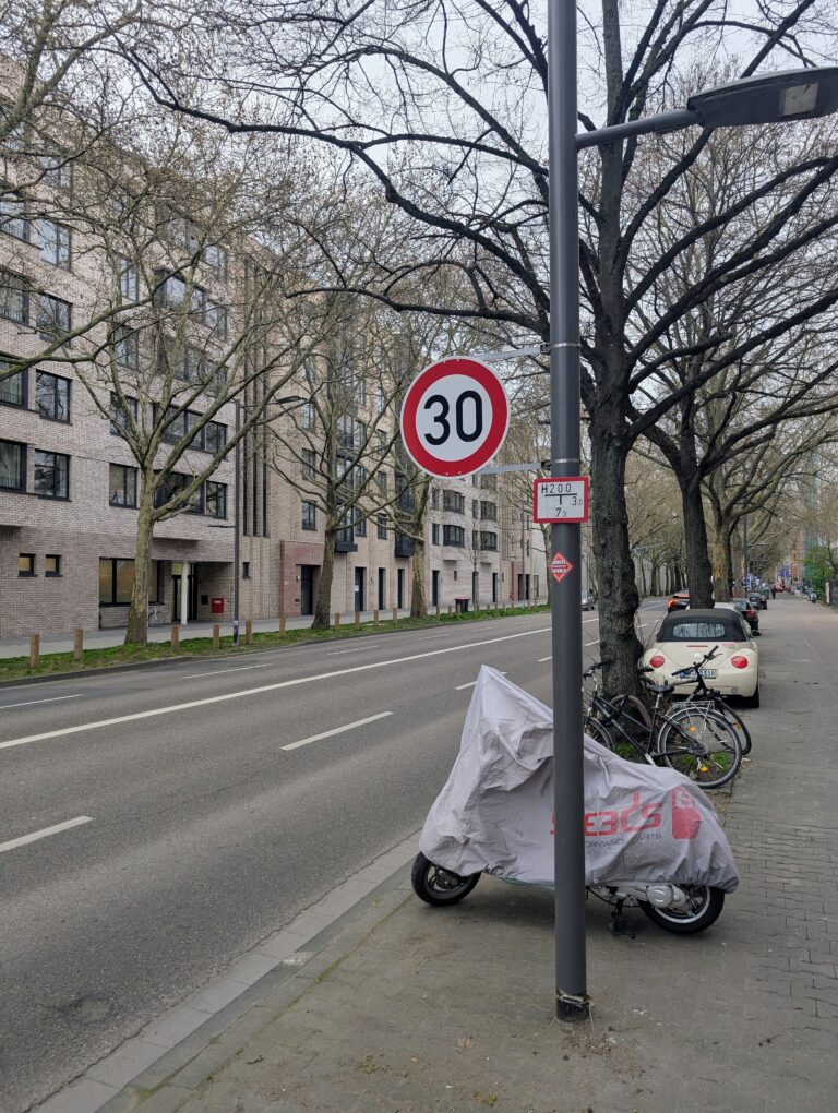 Geschwindigkeitsbegrenzung von 30 km/h auf Rheinallee beibehalten!