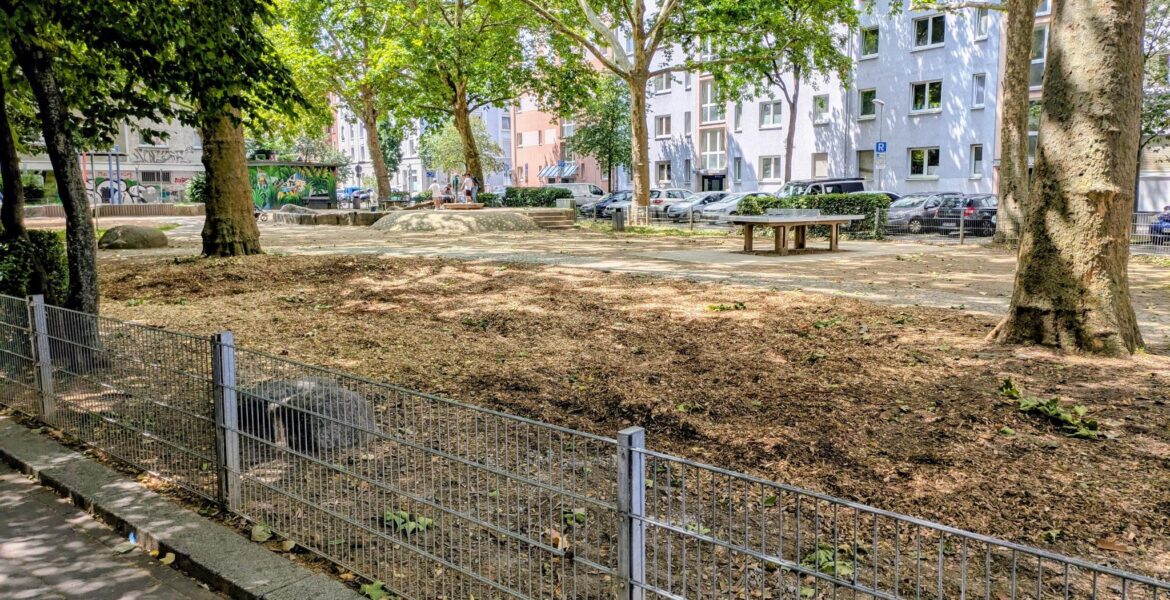Gähnende Leere und kein Kinderlachen – hier muss wieder ein Spielgerät stehen!